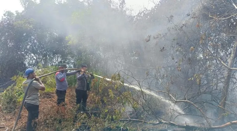 Personil Polres Meranti Terus Melakukan Pemadaman Api dilokasi Karhutla diperkirakan Meluas, 50 Hektare Lahan Terbakar
